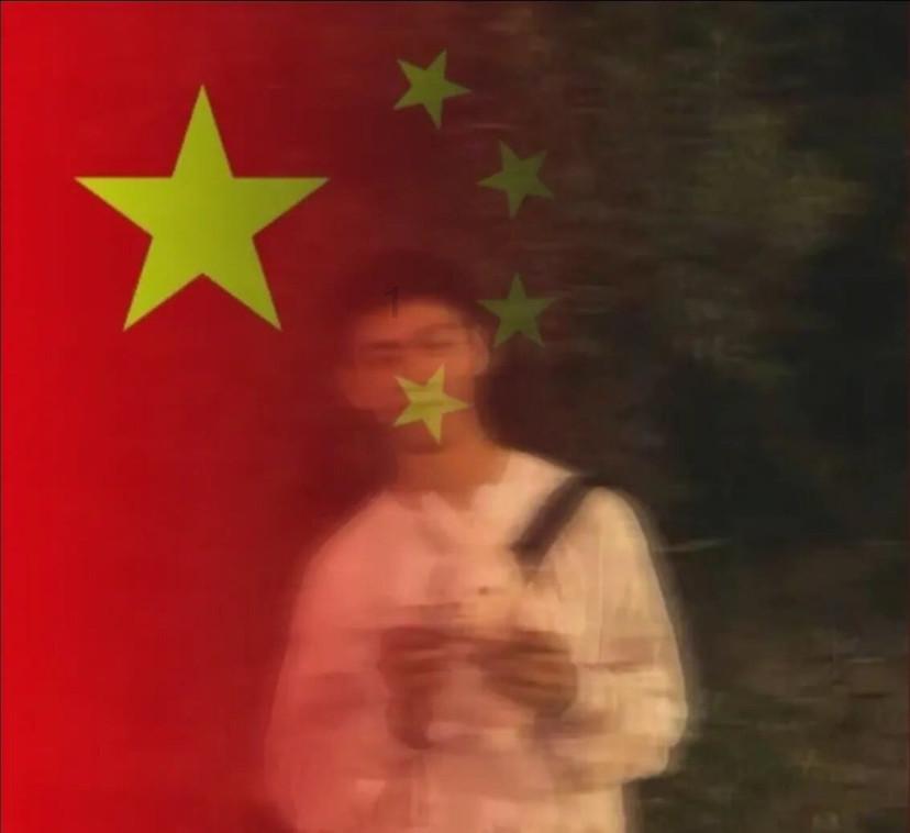 高空畅游的女孩