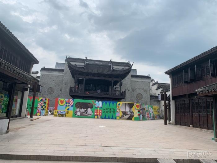 午评：三大指数早盘震荡调整 景点及旅游板块领涨